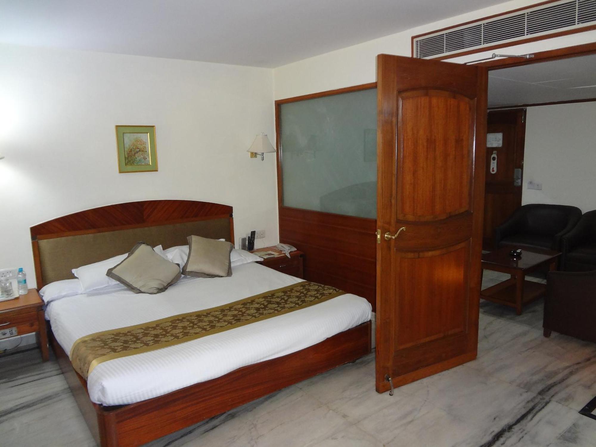Daspalla Executive Court Visakhapatnam Exteriör bild