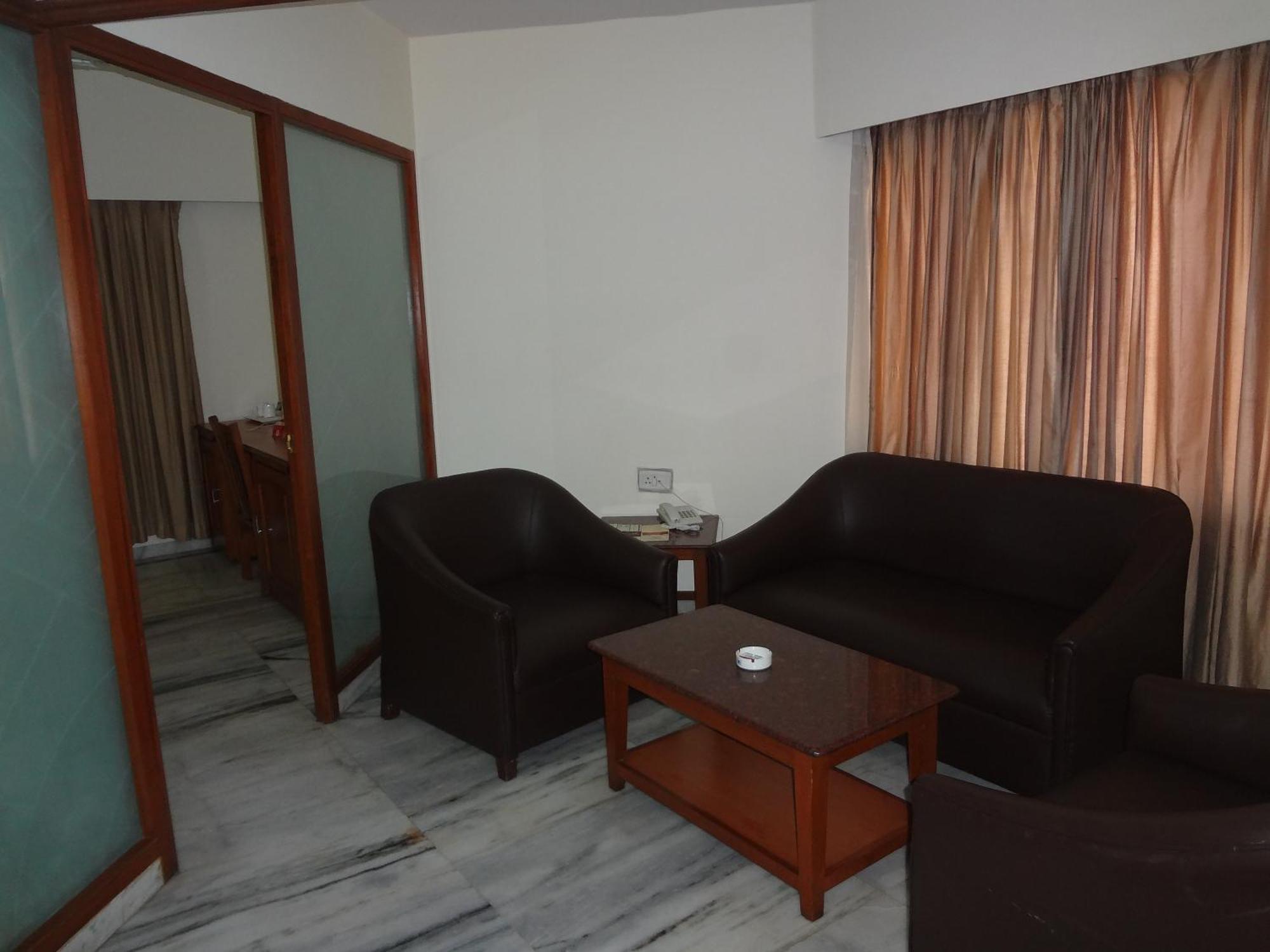 Daspalla Executive Court Visakhapatnam Exteriör bild